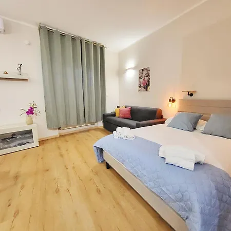 Monolocale Appena Ristrutturato Per 4 Persone, In Centro Citta * Генуя